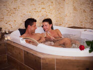 Privátní vířivka v saunovém ráji Holice - dopřejte si romantiku ve dvou