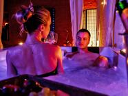 Balíček All inclusive - romantická noc ve wellness vč. snídaně, 0,75 l láhve + 2x 60 min. masáž