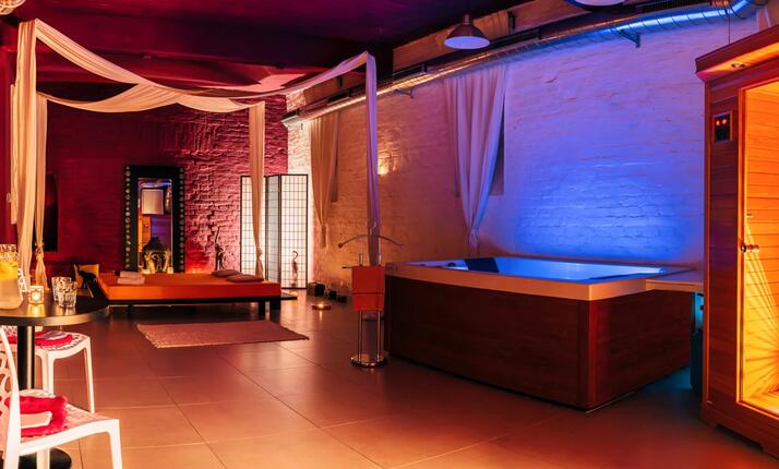 Balíček All inclusive - romantická noc ve wellness vč. snídaně, 0,75 l láhve + 2x 60 min. masáž