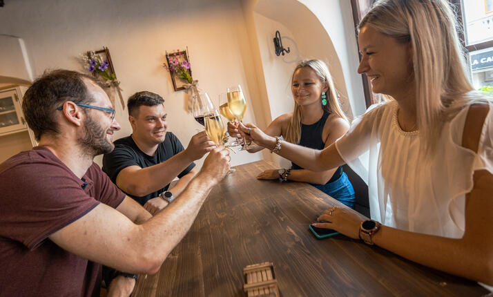 Venkovní hra - Tour de Wine ve městě Liberec: Po kapkách zločinu