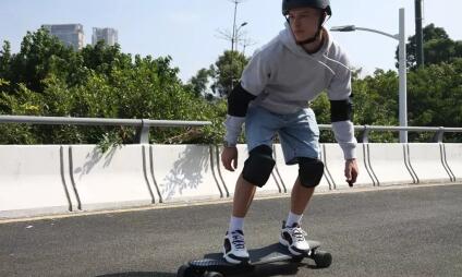 Elektrický longboard od NejlepšíAtrakce.cz - adrenalinová jízda na elektrickém longboardu