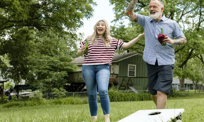 Cornhole od NejlepšíAtrakce.cz - trefte se sáčkem do díry ve dřevěné desce